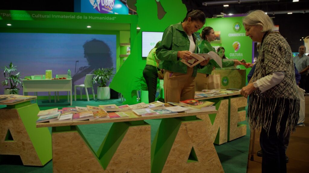 STAND DE CORRIENTES EN LA FERIA INTERNACIONAL DEL LIBRO (4)
