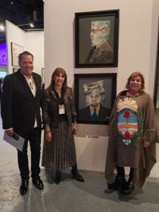JUNTO A LA OBRA DE ALONSO Y LOS GALERISTAS