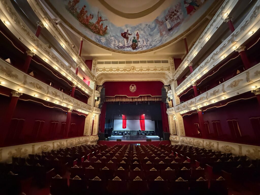 Teatro Oficial Juan de Vera 1
